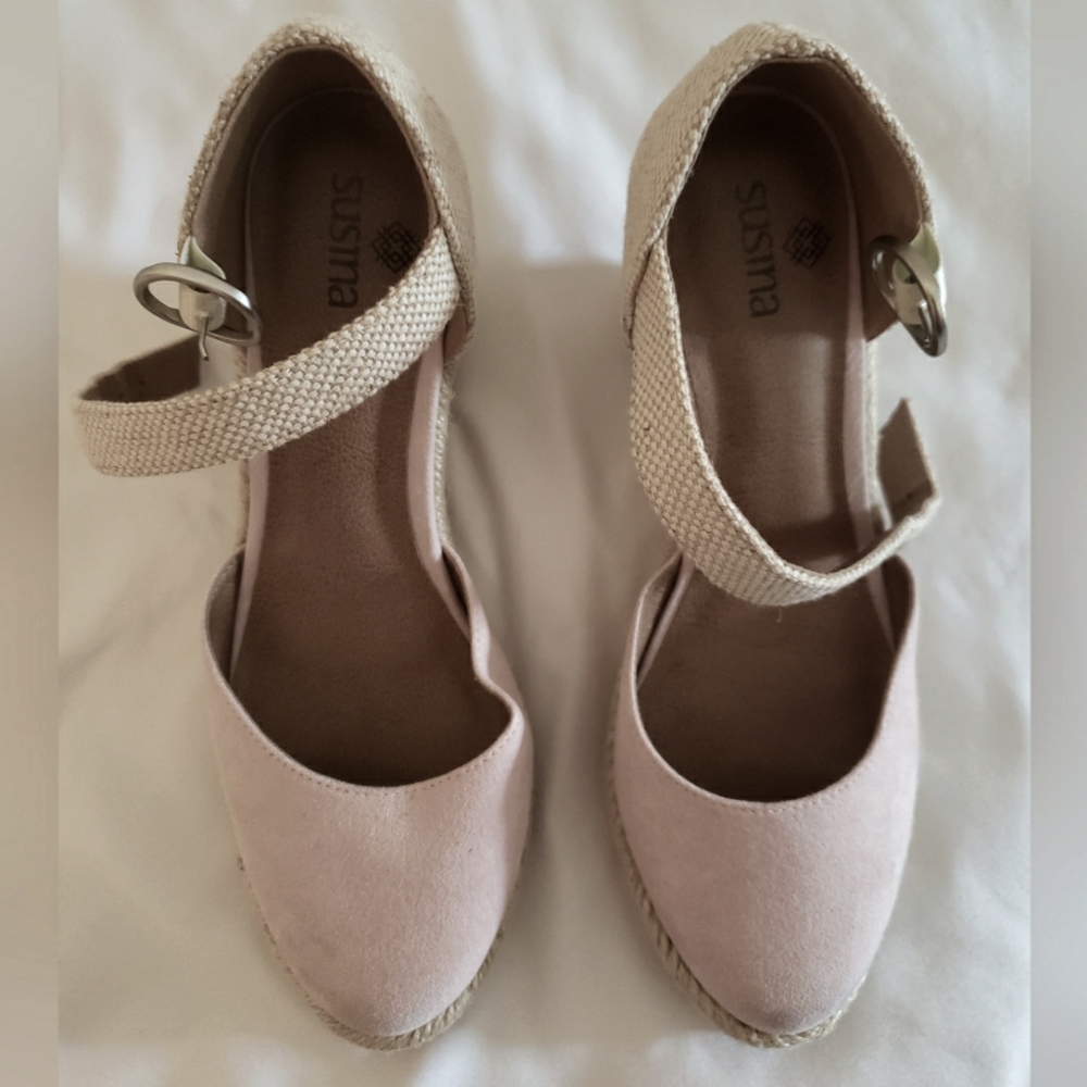 Womens Size 4 Nude Color Sandal Wedges